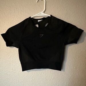 Women’s black cropped gymshark tee